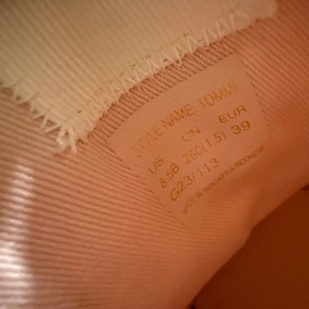Kate Spade NY Tennison White Canvas Low Top Sneakers Contrast Stitching 8.5‎
